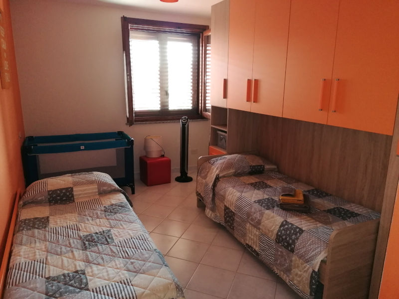 foto che ritrae la camera doppia con finestra e ventilatore di Casa Grace Pula