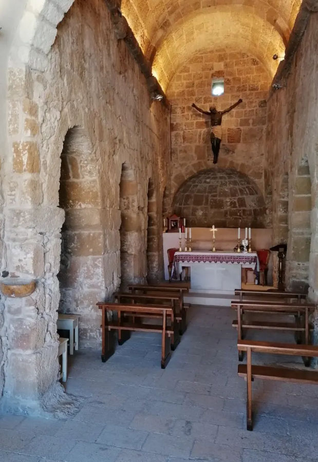 foto dell'interno della chiesa di Sant'Efisio a Nora