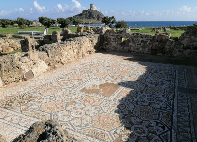 foto che ritrae uno dei mosaici nel sito archeologico di Nora