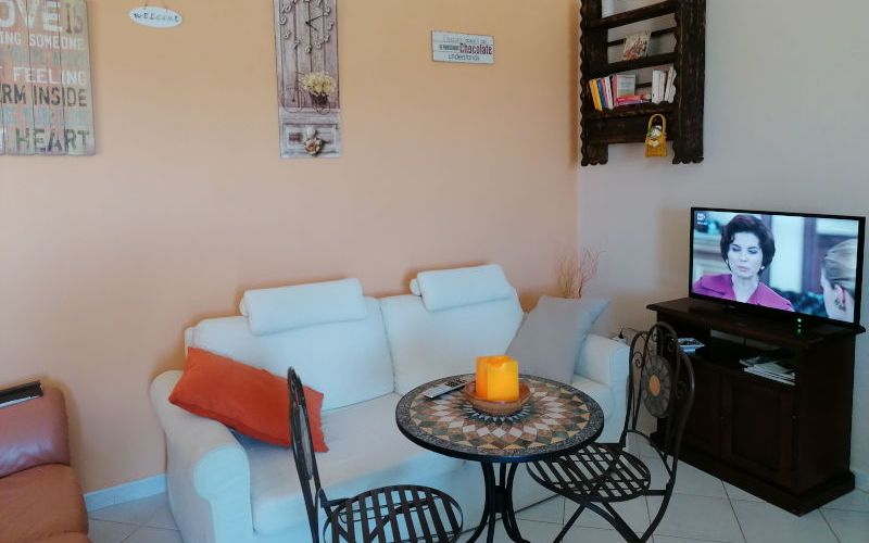 foto del salotto con tv accesa di Casa Grace Pula
