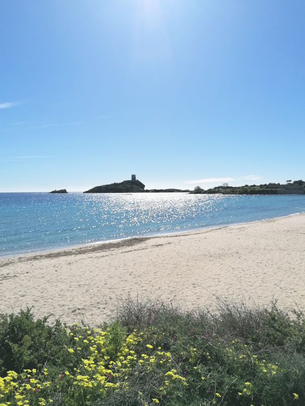 foto che ritrae la spiaggia di Nora a Pula