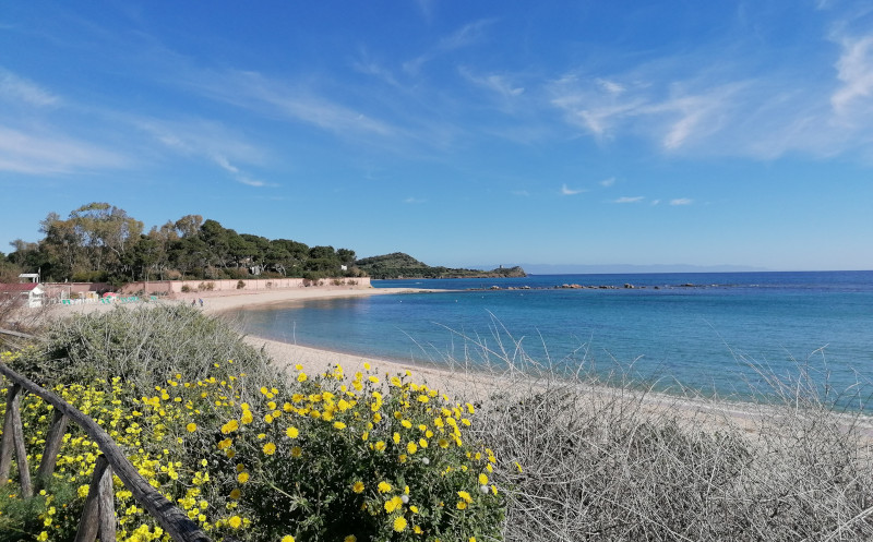foto che ritrae una delle spiagge di Pula