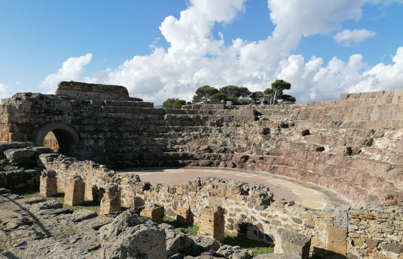 foto che ritrae il teatro romano nel sito archeologico di Nora