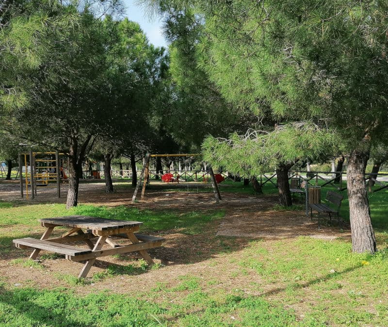 foto dell'area giochi di uno dei parchi comunali di Pula