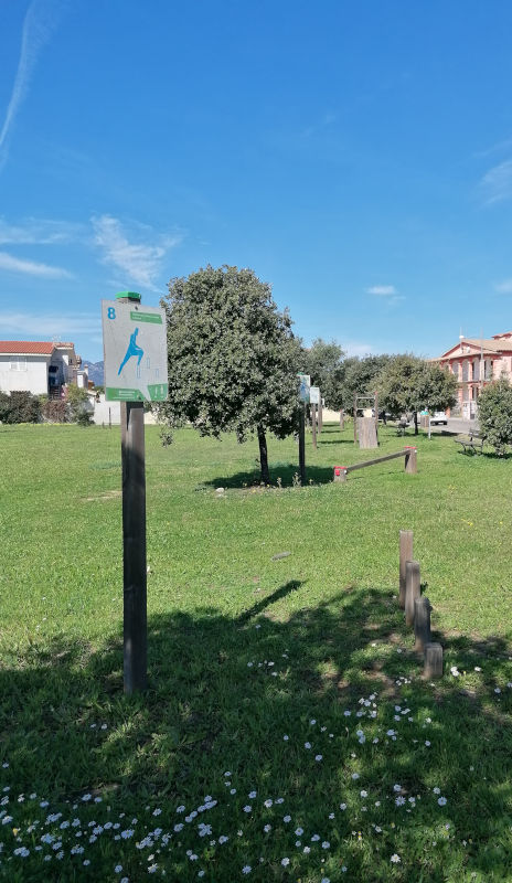 foto dell'area fitness nei giardini pubblici di Pula