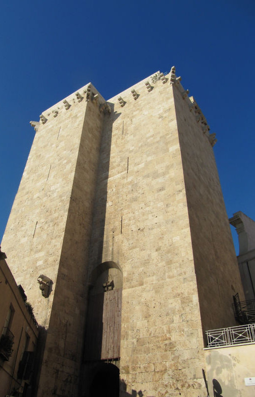 foto di una delle torri pisane di Cagliari