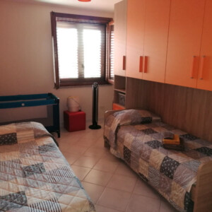 foto che ritrae la camera doppia con finestra e ventilatore di Casa Grace Pula