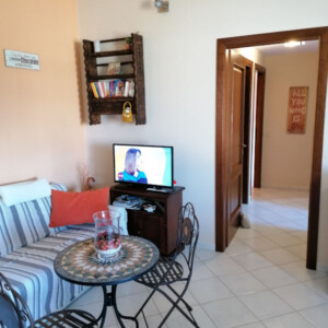 foto che ritrae parte del salotto e il corridoio di Casa Grace Pula