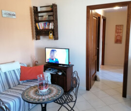 foto che ritrae parte del salotto e il corridoio di Casa Grace Pula