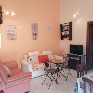 foto che ritrae il salotto con divani e tv di Casa Grace Pula