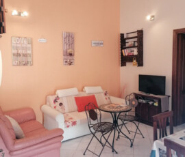 foto che ritrae il salotto con divani e tv di Casa Grace Pula